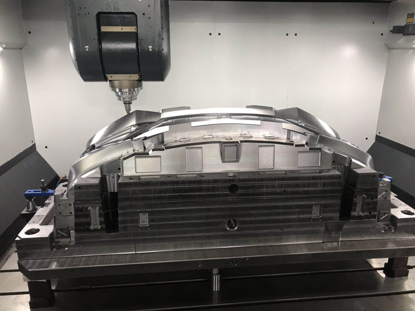 Precisione et diuturnitatem: et clavis ad altus-qualis automotive formae